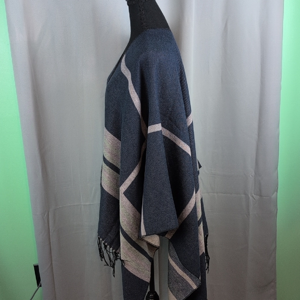 Arianne Blue and Pink Geometric Wrap Blanket‎ One Size - Picture 4 of 6